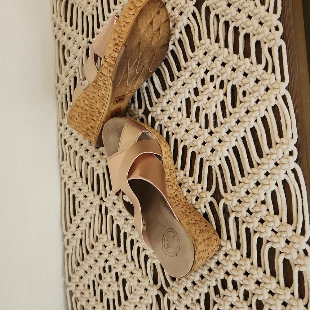 Charleston wedge slide size 6 rose gold color.  Good condition